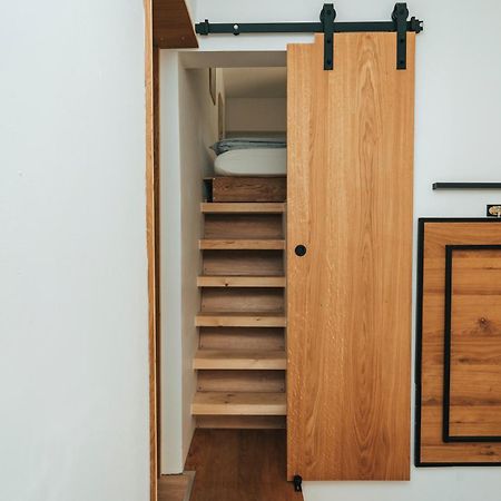 Modernes Tinyhouse Trailer Cabins Am Waldrand - Mit Seezugang エーギング エクステリア 写真