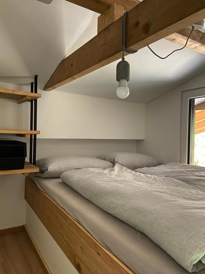 Modernes Tinyhouse Trailer Cabins Am Waldrand - Mit Seezugang エーギング エクステリア 写真