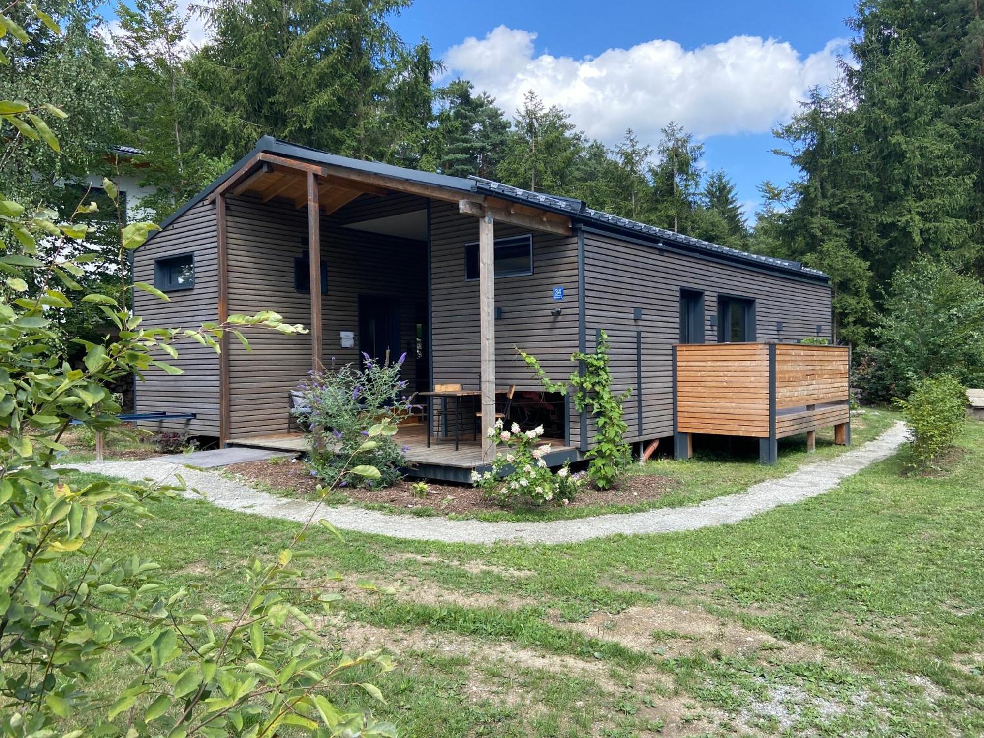Modernes Tinyhouse Trailer Cabins Am Waldrand - Mit Seezugang エーギング エクステリア 写真