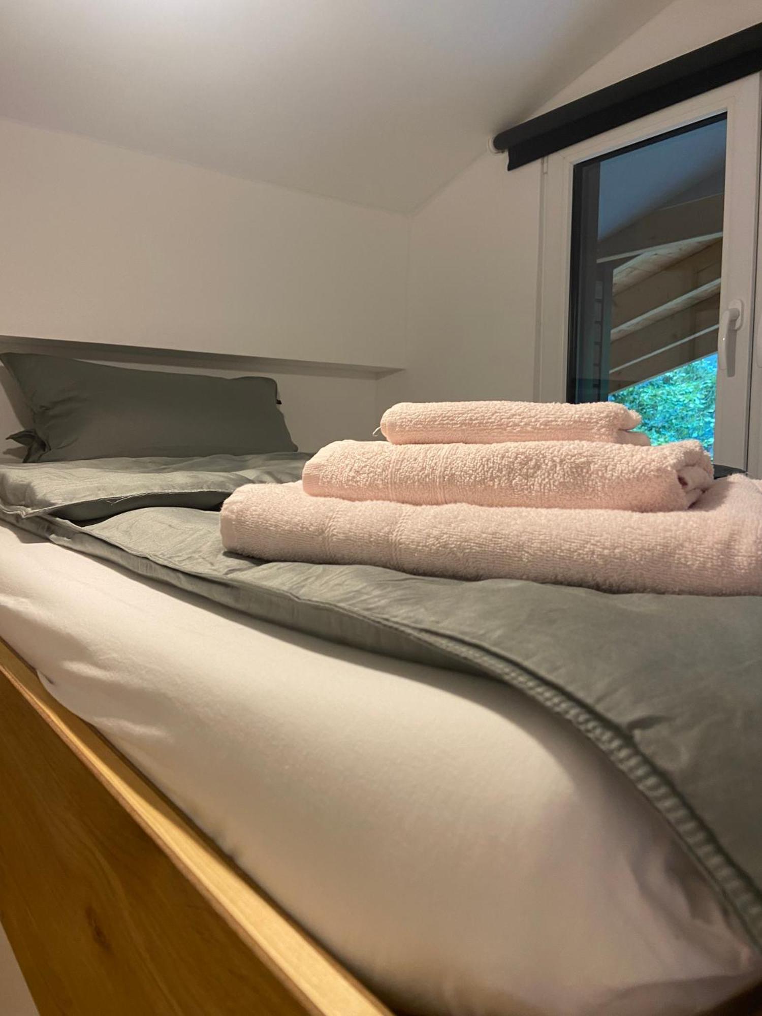 Modernes Tinyhouse Trailer Cabins Am Waldrand - Mit Seezugang エーギング エクステリア 写真