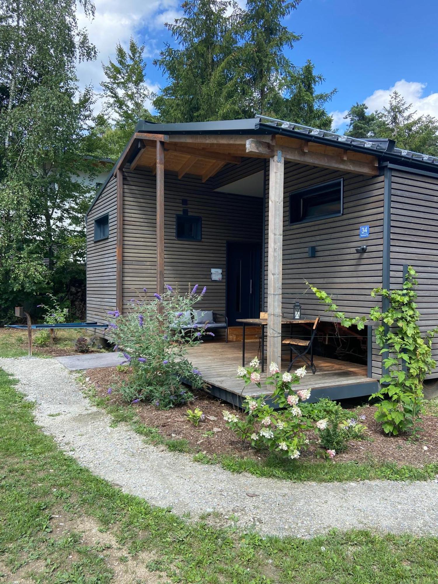 Modernes Tinyhouse Trailer Cabins Am Waldrand - Mit Seezugang エーギング エクステリア 写真