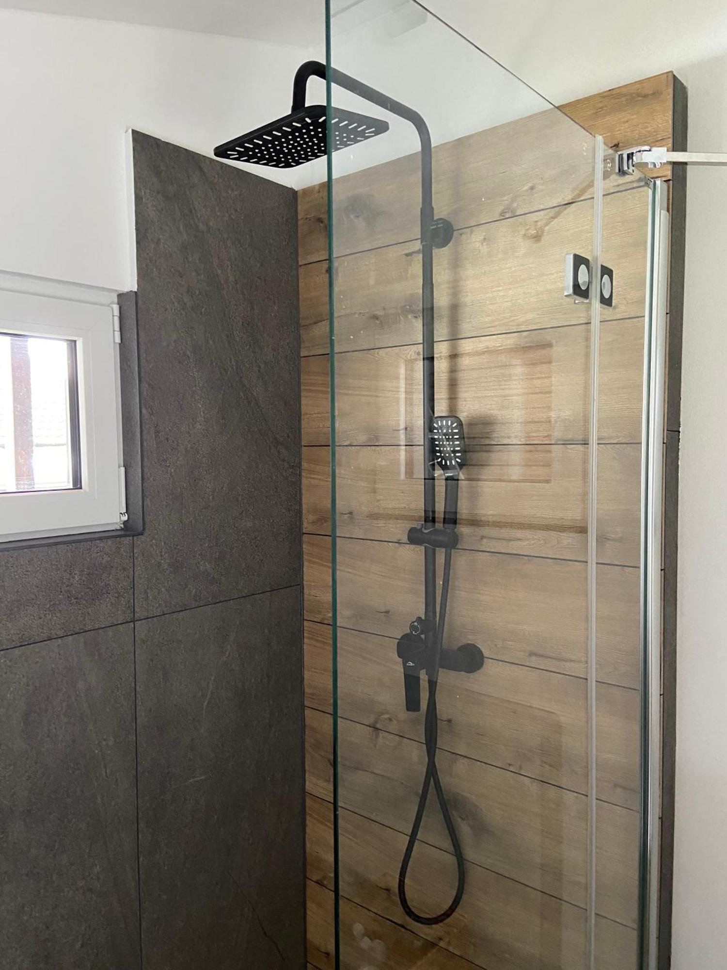 Modernes Tinyhouse Trailer Cabins Am Waldrand - Mit Seezugang エーギング エクステリア 写真