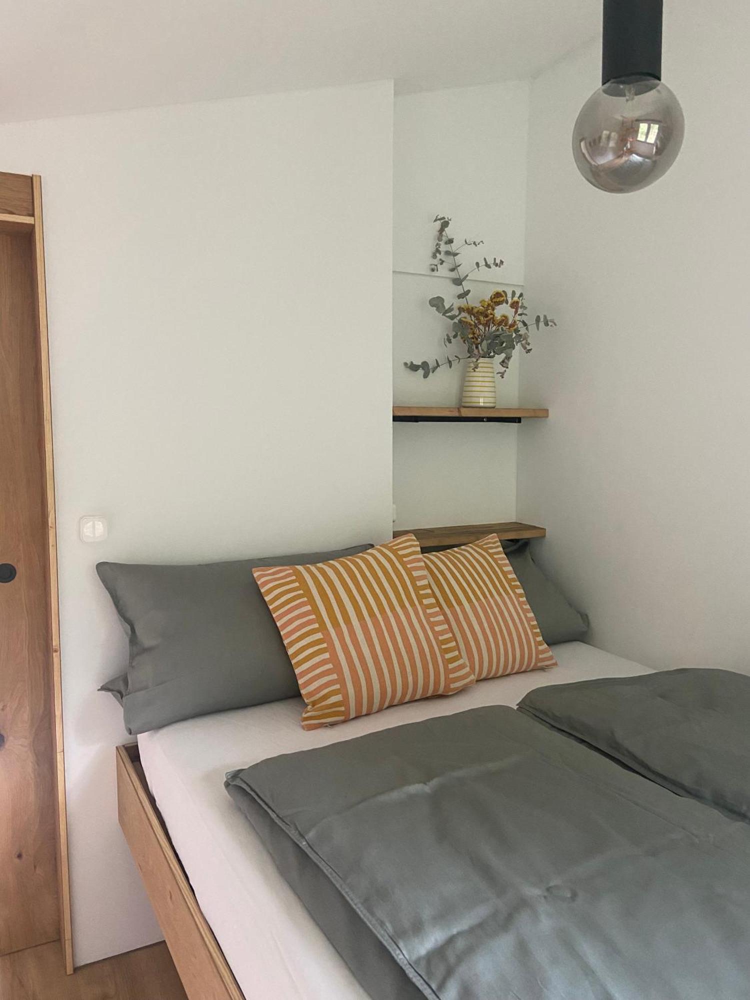 Modernes Tinyhouse Trailer Cabins Am Waldrand - Mit Seezugang エーギング エクステリア 写真