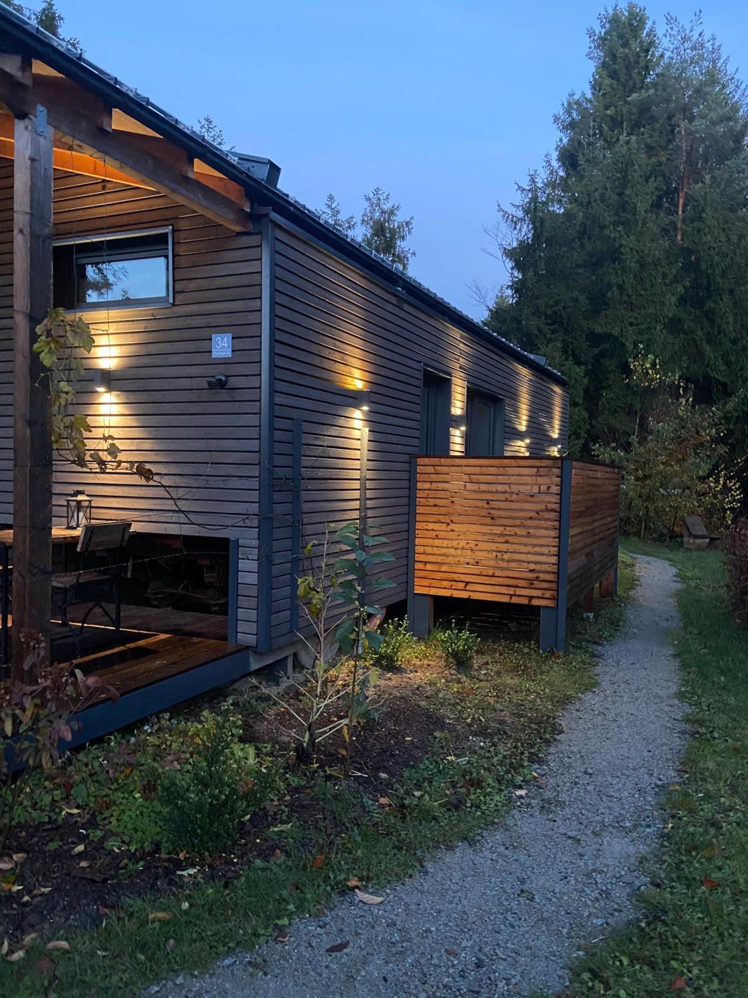 Modernes Tinyhouse Trailer Cabins Am Waldrand - Mit Seezugang エーギング エクステリア 写真