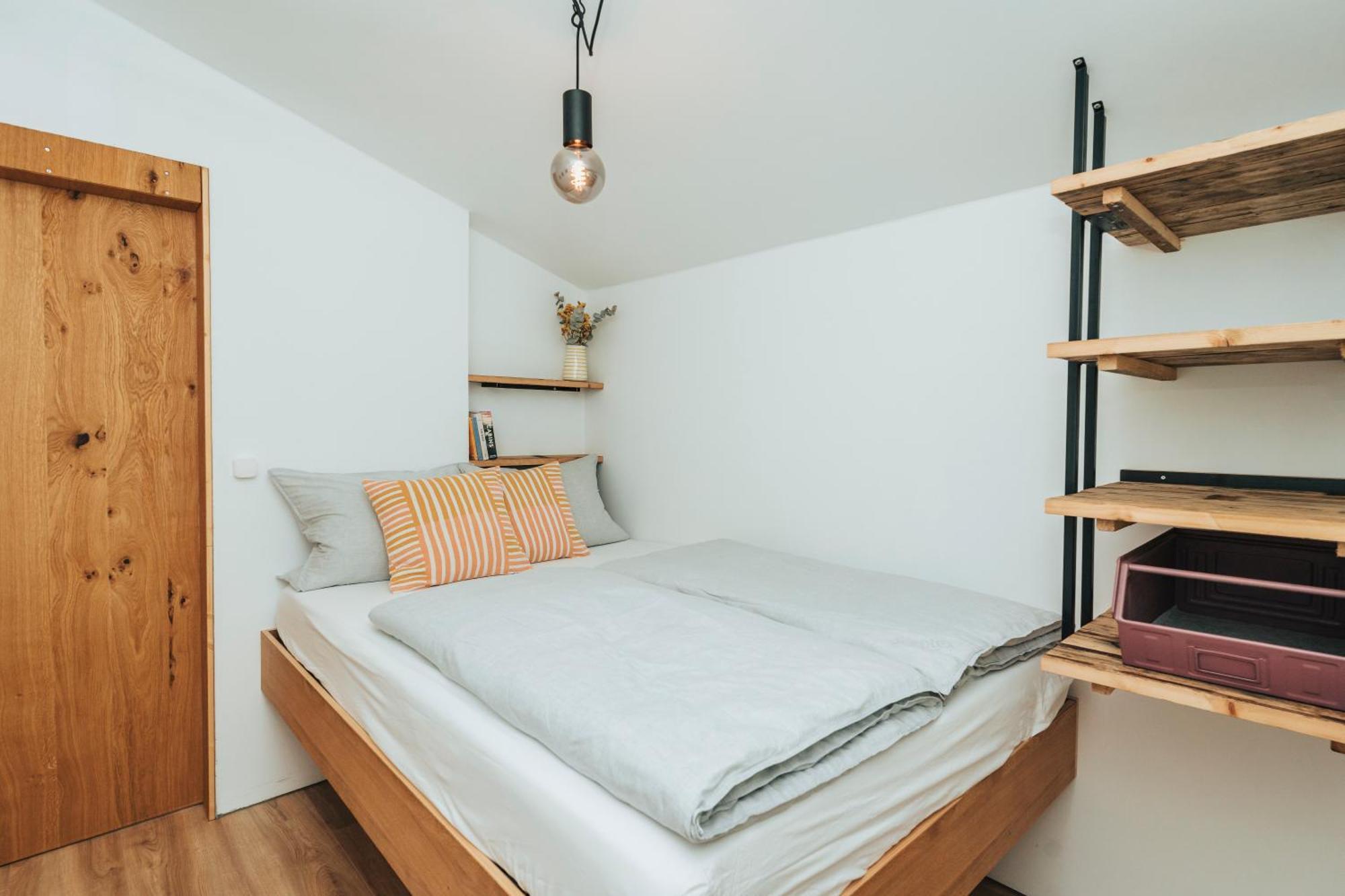 Modernes Tinyhouse Trailer Cabins Am Waldrand - Mit Seezugang エーギング エクステリア 写真