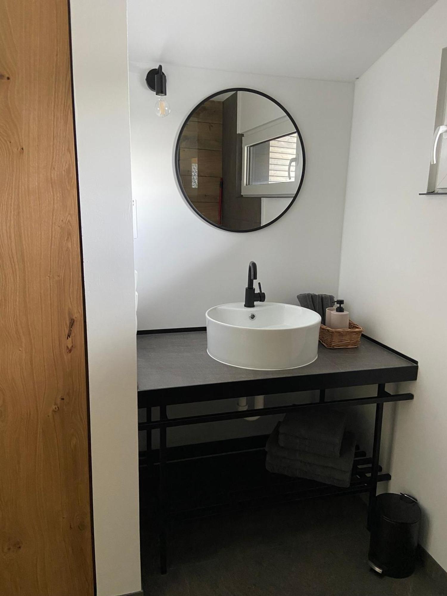 Modernes Tinyhouse Trailer Cabins Am Waldrand - Mit Seezugang エーギング エクステリア 写真