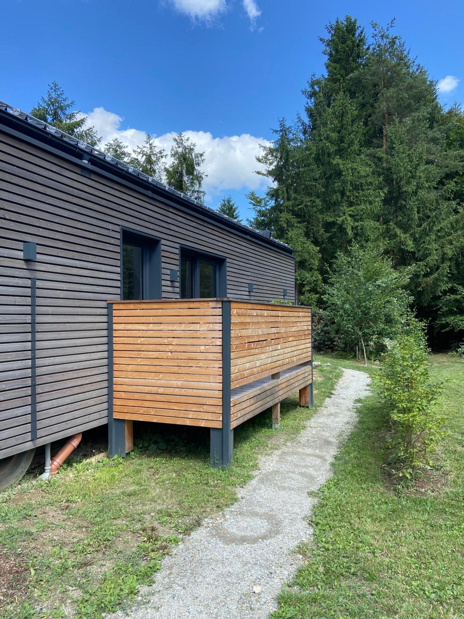 Modernes Tinyhouse Trailer Cabins Am Waldrand - Mit Seezugang エーギング エクステリア 写真