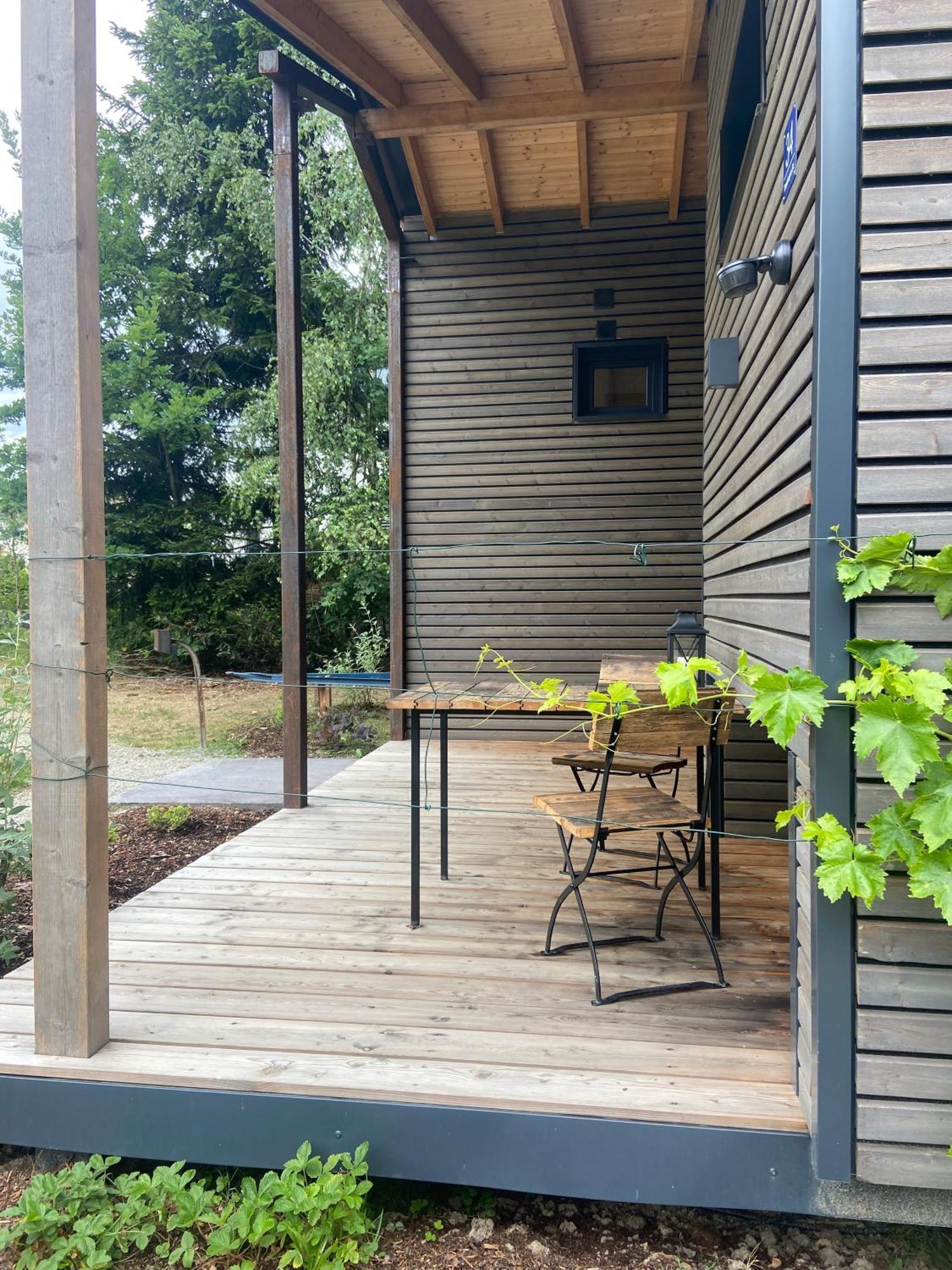 Modernes Tinyhouse Trailer Cabins Am Waldrand - Mit Seezugang エーギング エクステリア 写真