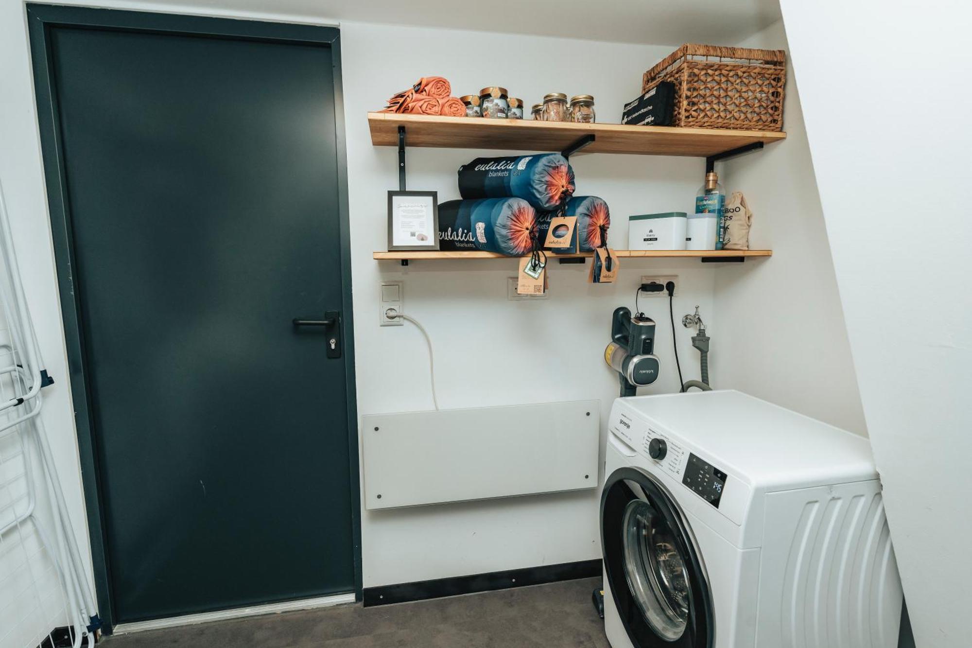 Modernes Tinyhouse Trailer Cabins Am Waldrand - Mit Seezugang エーギング エクステリア 写真