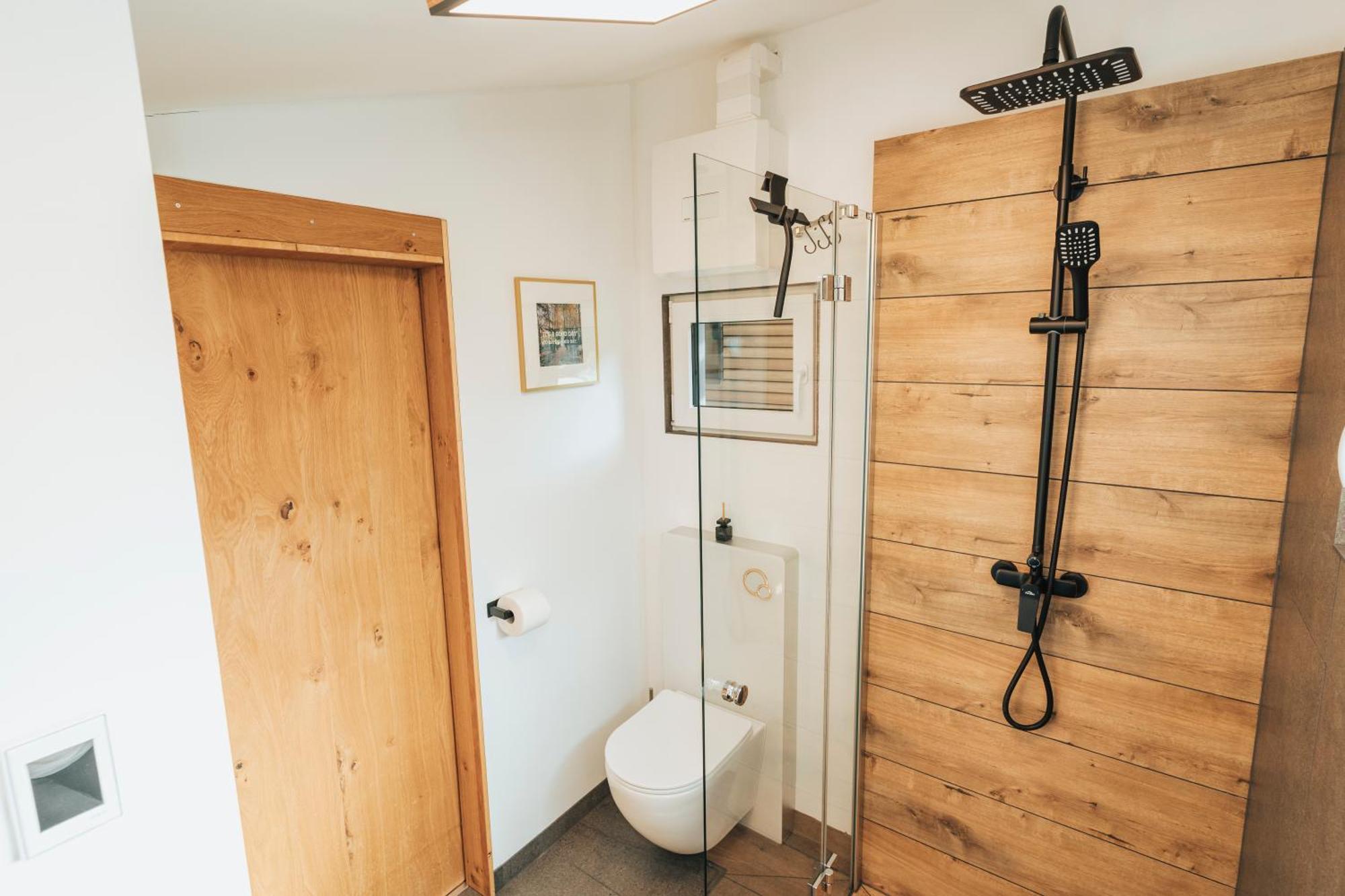 Modernes Tinyhouse Trailer Cabins Am Waldrand - Mit Seezugang エーギング エクステリア 写真