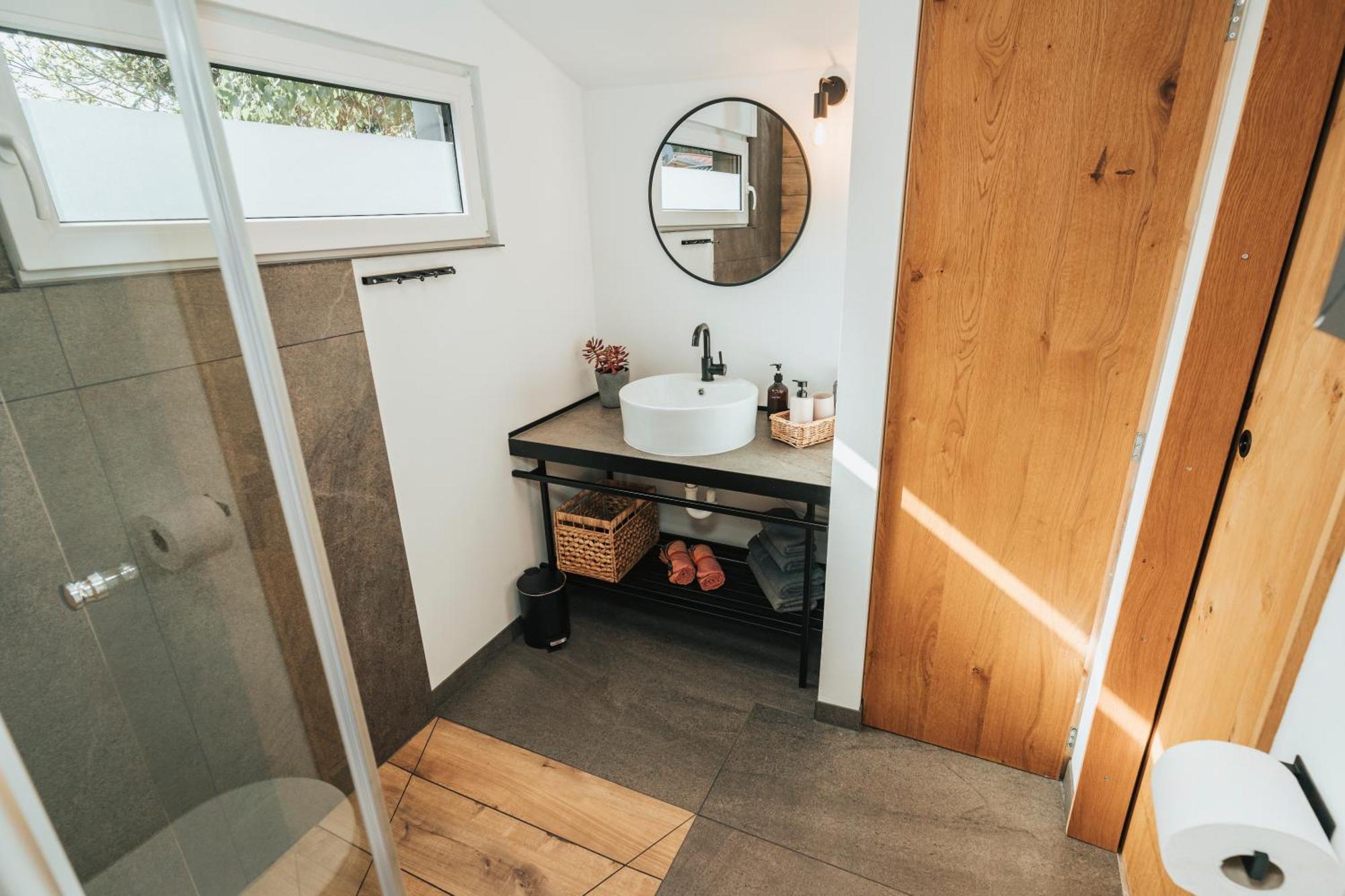 Modernes Tinyhouse Trailer Cabins Am Waldrand - Mit Seezugang エーギング エクステリア 写真